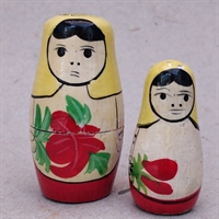 gule-tørklæder-røde-roser-bemalede-russiske-babushka-dukker-gammelt-legetøj-Rusland